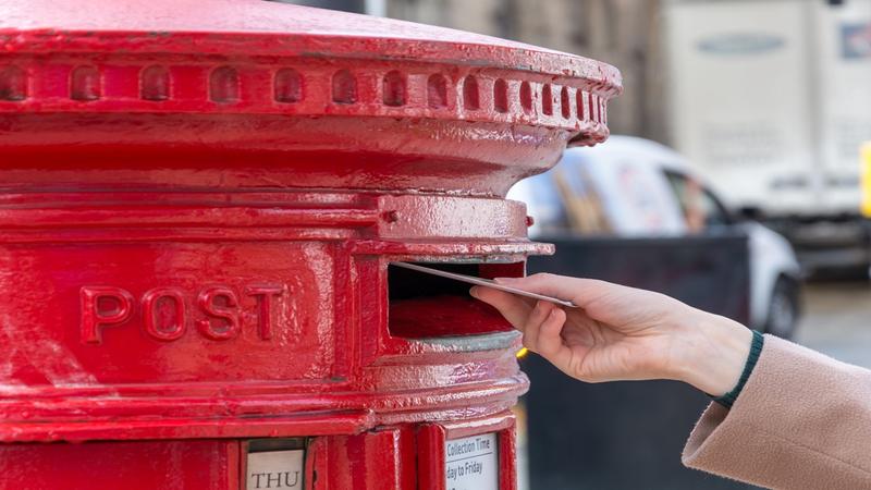 Ile naprawdę zarabia listonosz w Polsce? Poznaj średnie zarobki netto!