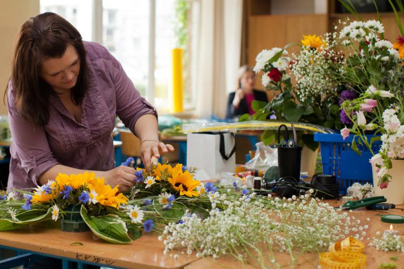 Ile naprawdę zarabia florysta? Sprawdź średnie zarobki w branży kwiaciarskiej!