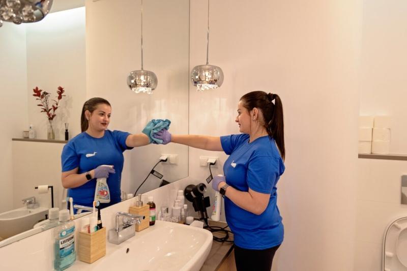 Zarobki sprzątaczek w szkołach – ile można dostać w 2023 roku?