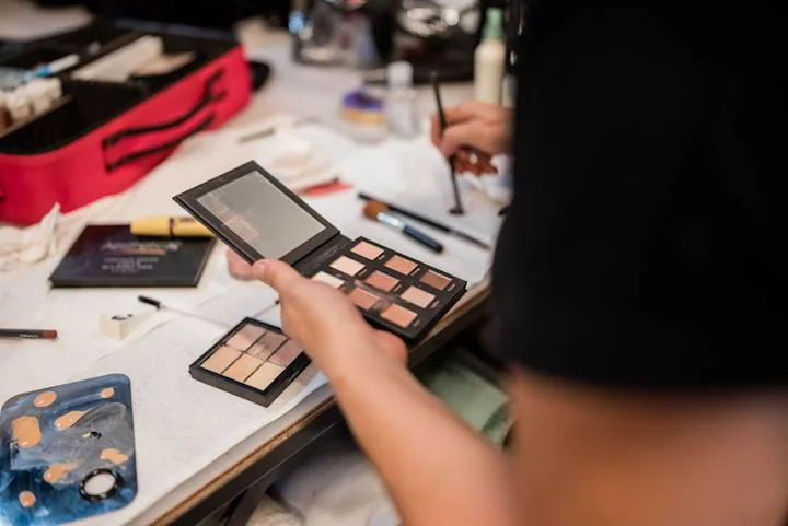 Ile naprawdę zarabia makijazystka? Sprawdź średnie zarobki w branży kosmetycznej!