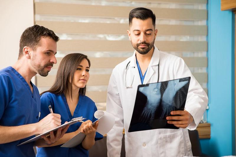 Kim jest lekarz rezydent i ile zarabia w Polsce?