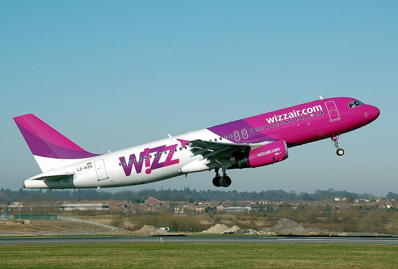 Jakie są średnie zarobki stewardessy w Wizzair? Sprawdź, ile można zarobić!