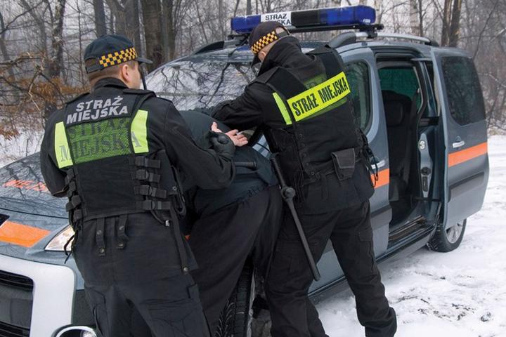 Zarobki strażnika miejskiego w Polsce