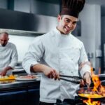 Ile naprawdę zarabia kucharz? Poznaj średnie zarobki netto w branży gastronomicznej