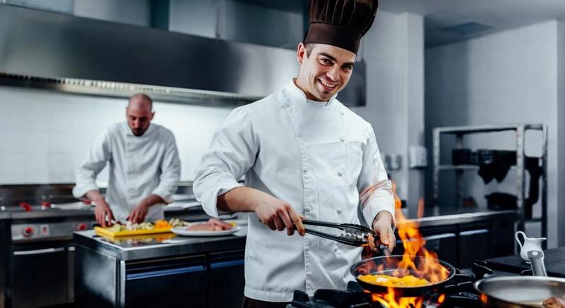 Ile naprawdę zarabia kucharz? Poznaj średnie zarobki netto w branży gastronomicznej