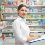 Ile zarabia farmaceuta? Oto stawki, które powinieneś znać!