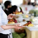 Ile zarabia kelner? Odkryj średnie zarobki netto w branży gastronomicznej