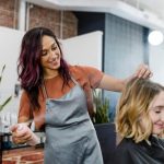 Ile zarabia fryzjer w Polsce? Sprawdziliśmy średnie zarobki netto w branży