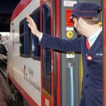 Ile naprawdę zarabia konduktor PKP? Sprawdzamy średnie zarobki w branży