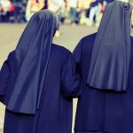 Ile naprawdę zarabia zakonnica? Poznaj średnie zarobki w zakonach