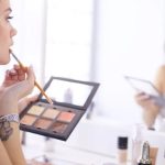 Ile zarabia makijażystka? Przegląd średnich zarobków w branży kosmetycznej
