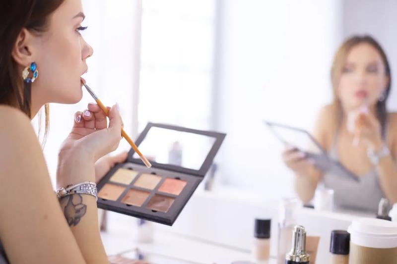 Ile zarabia makijażystka? Przegląd średnich zarobków w branży kosmetycznej
