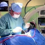 Ile zarabia neurochirurg? Poznaj średnie zarobki w tej wymagającej profesji!