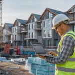 Ile zarabia technik budownictwa? Przegląd średnich zarobków w branży