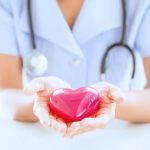 Jak długo trwa specjalizacja z pielęgniarstwa i jakie zarobki można osiągnąć po jej ukończeniu?