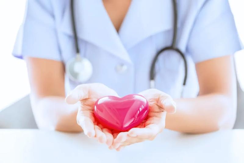 Jak długo trwa specjalizacja z pielęgniarstwa i jakie zarobki można osiągnąć po jej ukończeniu?