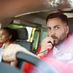 Jakie są średnie zarobki kierowcy karetki? Sprawdź, ile można zarobić w tym zawodzie!