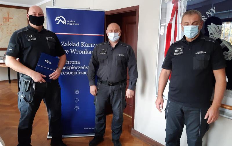 Porównanie zarobków służb mundurowych