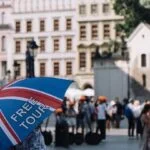 Ile naprawdę zarabia przewodnik turystyczny? Poznaj średnie zarobki w branży