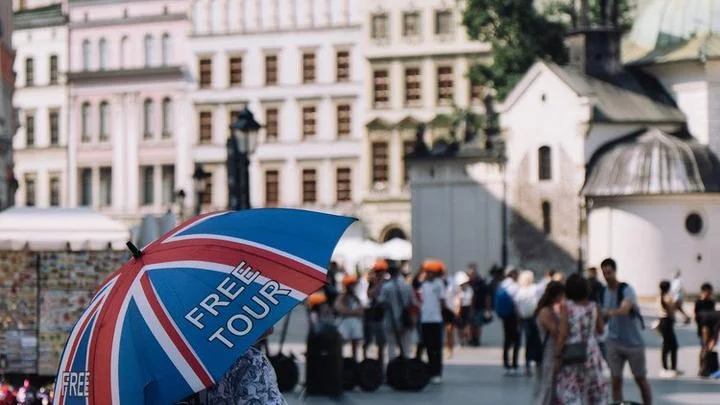 Ile naprawdę zarabia przewodnik turystyczny? Poznaj średnie zarobki w branży