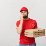 Ile zarabia dostawca pizzy? Przewodnik po średnich zarobkach w branży gastronomicznej