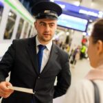 Ile zarabia konduktor PKP? Poznaj średnie zarobki w tej profesji