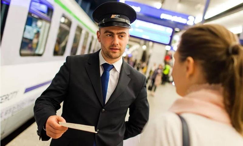 Ile zarabia konduktor PKP? Poznaj średnie zarobki w tej profesji