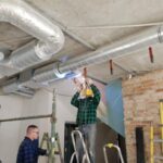 Jakie są średnie zarobki operatorów maszyn CNC w 2026 roku?