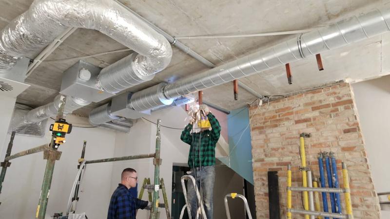 Jakie są średnie zarobki operatorów maszyn CNC w 2026 roku?