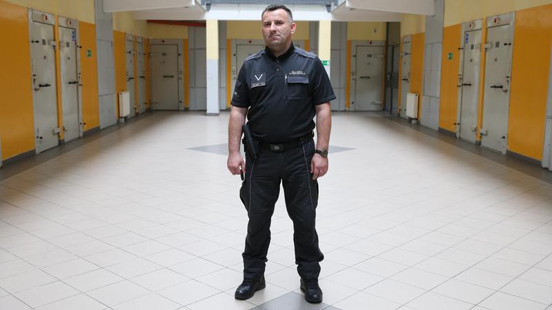 Średnie zarobki strażnika więziennego – co warto wiedzieć?