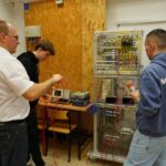Ile zarabia elektronik? Przegląd średnich zarobków w branży