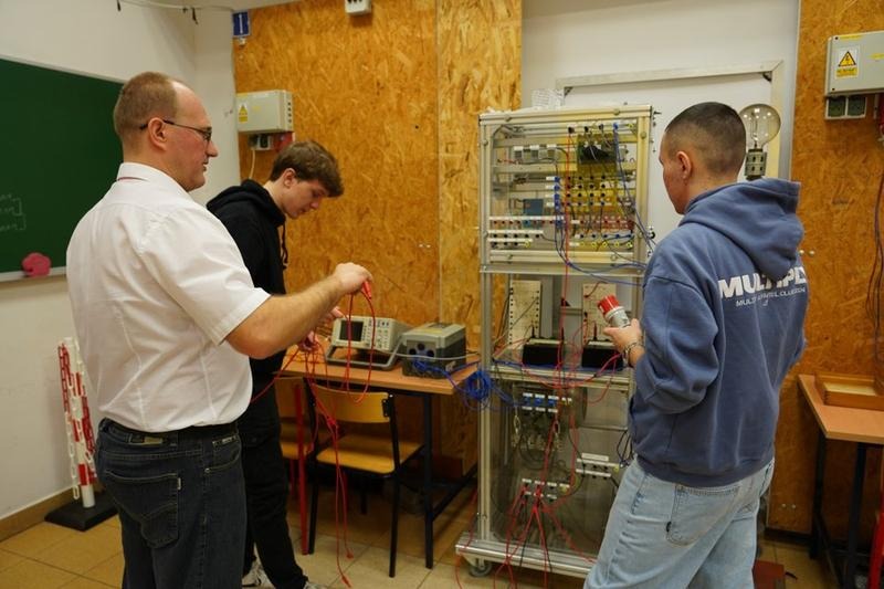 Ile zarabia elektronik? Przegląd średnich zarobków w branży