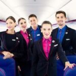 Ile zarabiają stewardzi i stewardessy? Analiza średnich zarobków netto w różnych liniach lotniczych oraz wymagania do pracy