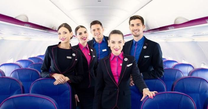 Ile zarabiają stewardzi i stewardessy? Analiza średnich zarobków netto w różnych liniach lotniczych oraz wymagania do pracy