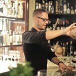 Ile naprawdę zarabia barman? Poznaj średnie zarobki netto w branży gastronomicznej