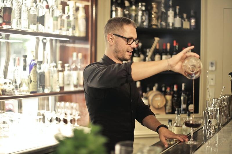 Ile naprawdę zarabia barman? Poznaj średnie zarobki netto w branży gastronomicznej
