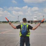 Ile naprawdę zarabia kontroler ruchu lotniczego? Poznaj średnie zarobki w tej profesji