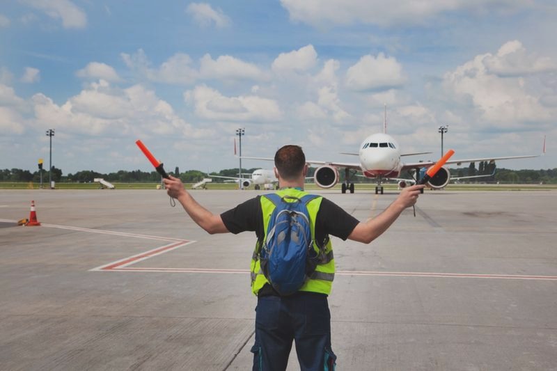 Ile naprawdę zarabia kontroler ruchu lotniczego? Poznaj średnie zarobki w tej profesji