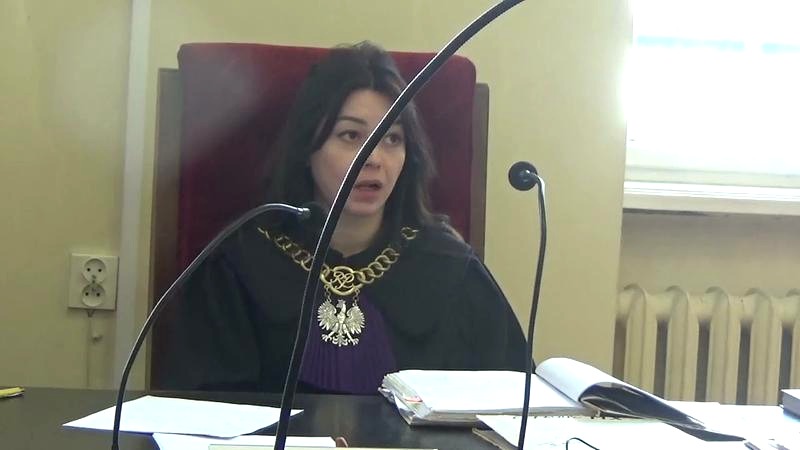 Ile zarabia asesor sądowy: średnie zarobki i perspektywy