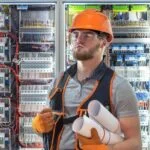 Ile zarabia elektryk — aktualne stawki i widełki płac