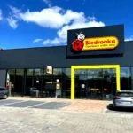 Ile zarabia kasjer w Biedronce: znamy średnie zarobki netto