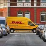Ile zarabia kurier DHL: średnie zarobki i realia pracy