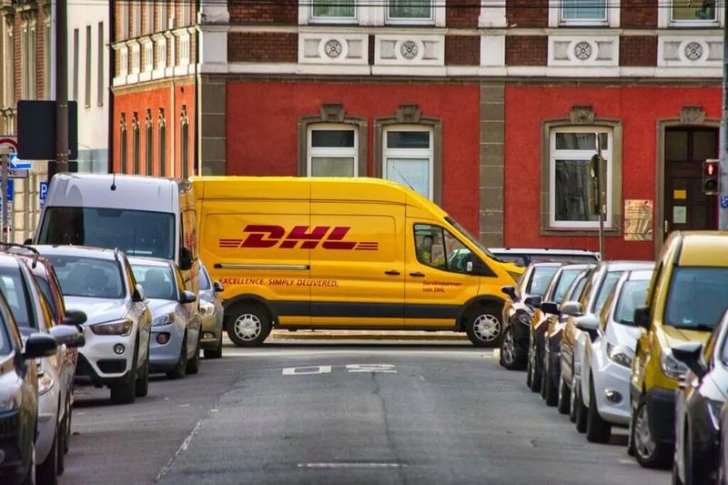 Ile zarabia kurier DHL: średnie zarobki i realia pracy