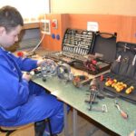 Ile zarabia technik elektryk: średnie zarobki i perspektywy