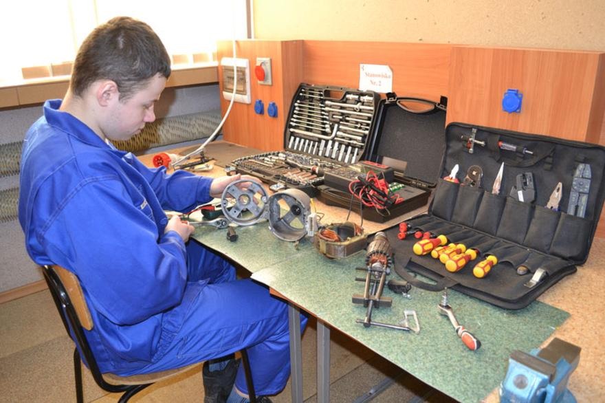 Ile zarabia technik elektryk: średnie zarobki i perspektywy