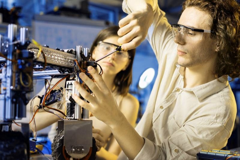 Ile zarabia technik mechatronik? realne i potencjalne zarobki
