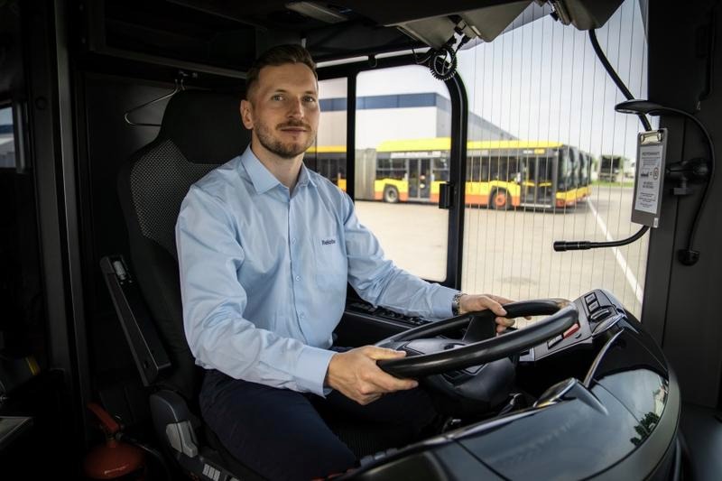 Ile zarabia kierowca autobusu? Aktualne stawki, dodatki i zarobki w 2026 roku