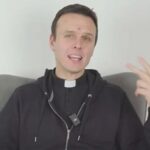 Ile zarabia ksiądz — średnie zarobki netto i dodatki
