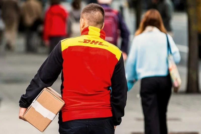 Ile zarabia kurier DHL? Średnie zarobki i stawki na rękę
