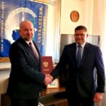Ile zarabia lekarz weterynarii? Zarobki w praktyce i stawki na różnych etapach kariery